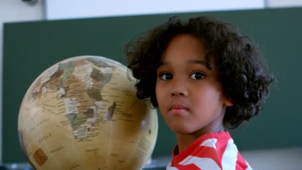 Retrato Lindo Colegial Afroamericano Con Globo Salón Clases Escuela Está — Vídeos de Stock