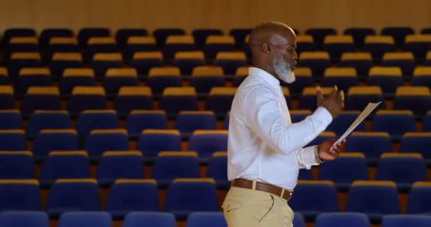 Vista Lateral Hombre Negocios Afroamericano Mayor Practicando Discurso Auditorio Vacío — Vídeos de Stock