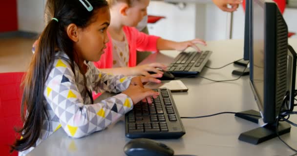 Vista Frontal Linda Maestra Asiática Que Enseña Los Escolares Computadora — Vídeo de stock