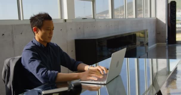 Вид Сбоку Молодого Азиатского Делового Мужчины Руководителя Работающего Ноутбуке Офисе — стоковое видео