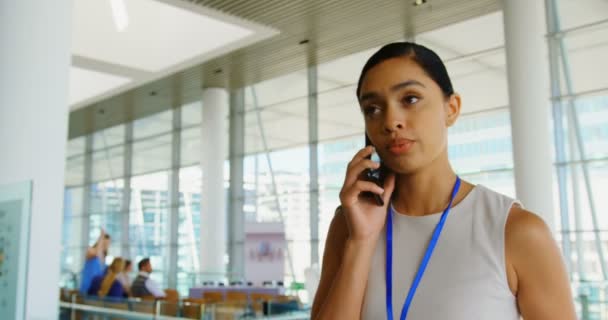 Vista Frontal Hermosa Joven Mujer Negocios Afroamericana Hablando Por Teléfono — Vídeos de Stock