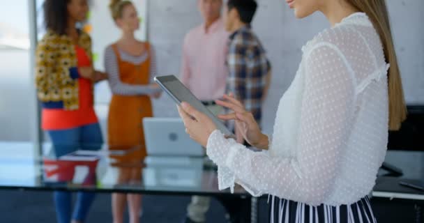 Vue Latérale Jeune Dirigeante Caucasienne Travaillant Sur Une Tablette Numérique — Video