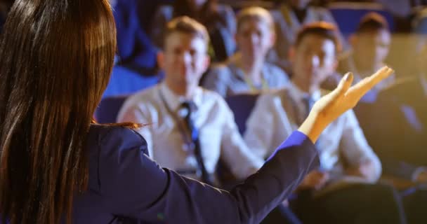 Vista Trasera Joven Mujer Negocios Caucásica Hablando Escenario Auditorio Público — Vídeos de Stock