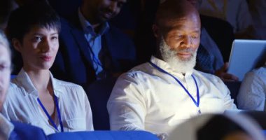 Önden Görünüm çeşitli iş adamları iş seminer konferans salonu olarak katılıyor. Onlar are istimal dizüstü 4 k