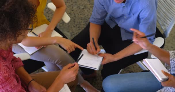 Hohe Sicht Auf Junge Multiethnische Geschäftskollegen Die Modernen Büro Einem — Stockvideo