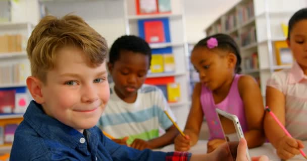 Zijaanzicht Van Kaukasische School Jongen Met Behulp Van Digitale Tablet — Stockvideo