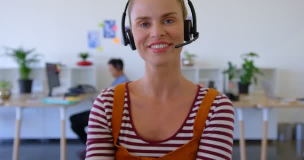 Vorderansicht Einer Hübschen Jungen Kaukasischen Managerin Headset Die Schreibtisch Sitzt — Stockvideo