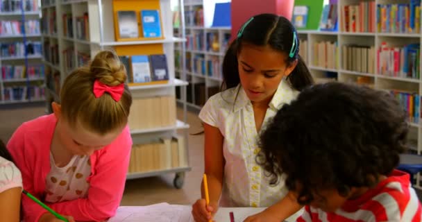 Fram Sidan Gruppen Olika Skolbarn Studerar Tillsammans Vid Bordet Skolans — Stockvideo