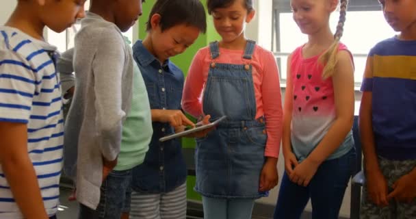 Vista Frontal Grupo Crianças Escola Multi Étnica Usando Tablet Digital — Vídeo de Stock