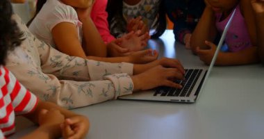 Okul kütüphanesinde liseli öğrenciler öğretmek Asya kadın öğretmen yan görünümü. Öğretmen 4k dinleme ve görünümlü okul çocukları