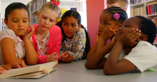 Vista Lateral Professora Asiática Ensinando Alunos Biblioteca Escola Estudantes Ouvindo — Vídeo de Stock