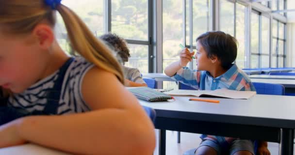 Okul Dersinde Masada Okuyan Çeşitli Okul Çocukları Grubunun Görünümü Diğer — Stok video