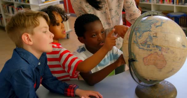 Vooraanzicht Van Jonge Mooie Aziatische Vrouwelijke Leraar Het Onderwijs Van — Stockvideo