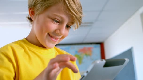 Boční Pohled Šťastné Kavkazských Školák Pomocí Digitálních Tabletu Učebně Škole — Stock video