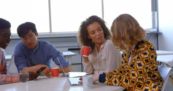 現代のオフィスで互いに交流する多民族ビジネスの人々の正面図 コーヒーを飲んでいる — ストック動画