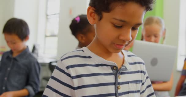 Előnézete Aranyos Vegyes Faj Iskolás Segítségével Digitális Tabletta Osztályban Iskolában — Stock videók