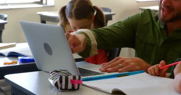 Sınıfta Masada Kız Öğrenci Öğretim Yetişkin Kafkas Erkek Öğretmen Görünümü — Stok video