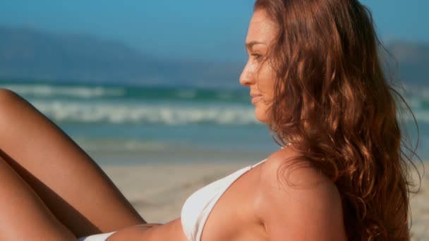 Vooraanzicht Van Mooie Jonge Kaukasische Vrouw Bikini Ontspannen Het Strand — Stockvideo