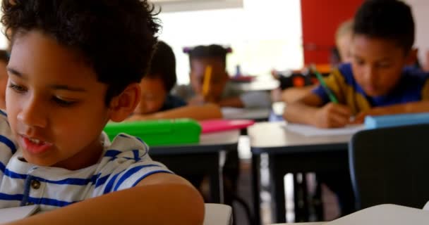 Vista Frontal Niños Escuelas Multiétnicas Que Estudian Escritorio Aula Escuela — Vídeos de Stock