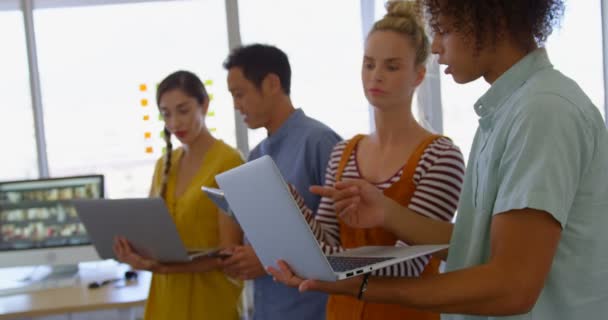 Vue Latérale Collègues Affaires Multiethniques Discutant Travaillant Sur Ordinateur Portable — Video