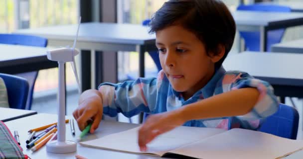 可爱的不同学子在学校教室的课桌前学习 小学生操作风力涡轮机 — 图库视频影像