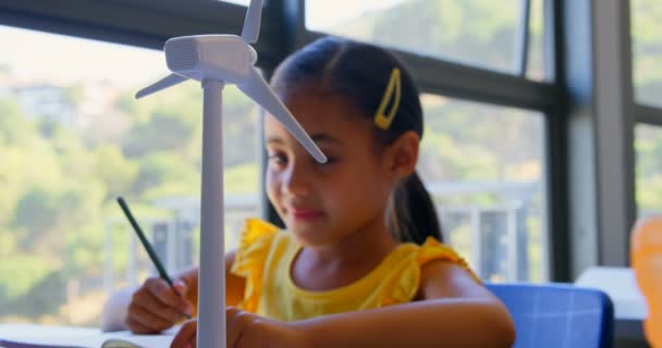 Pemandangan Depan Sekolah Ras Campuran Belajar Meja Kelas Dia Tersenyum — Stok Video