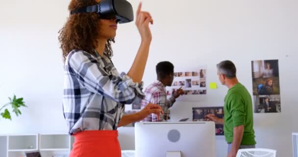 Seitenansicht Ziemlich Gemischter Weiblicher Führungskräfte Mit Virtual Reality Headset Modernen — Stockvideo