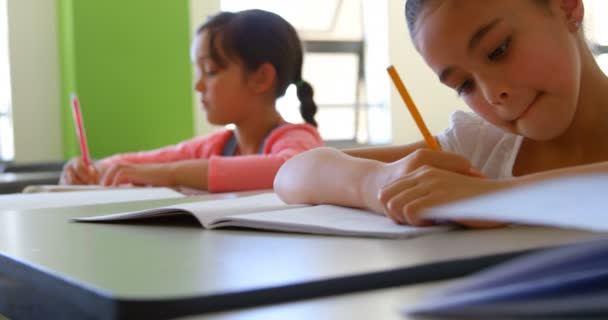 Vooraanzicht Van Mixed Raceschool Meisje Studeren Aan Balie Classroom School — Stockvideo