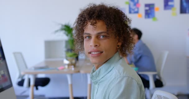 Retrato Del Apuesto Joven Ejecutivo Caucásico Sentado Escritorio Oficina Moderna — Vídeos de Stock