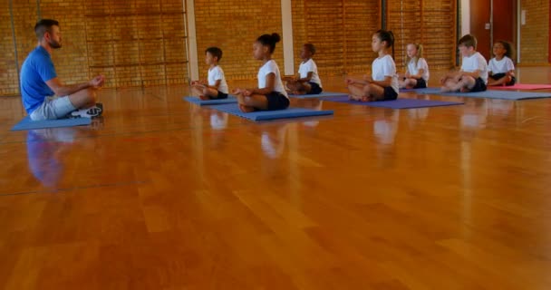 Sidovy Kaukasiska Manlig Yogainstruktör Undervisning Yoga Grupp Olika Skolbarnen Skolan — Stockvideo