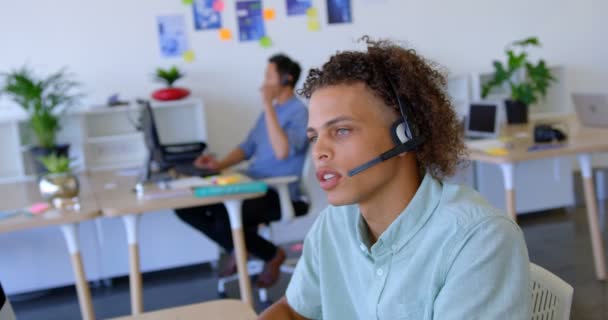 Vista Lateral Del Apuesto Joven Ejecutivo Caucásico Hablando Con Auriculares — Vídeos de Stock