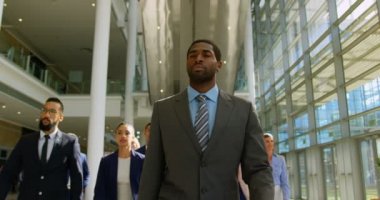 Birlikte yürüyüş ofis lobisinde çok etnik iş adamları iş seminerine 4 k katılmak için önden görünüm