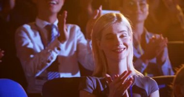 Konferans salonu iş seminerde applauding genç Kafkas işkadını önden görünümü. O arıyorsunuz ve 4 k gülümseyen