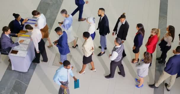 Vista Ángulo Alto Gente Negocios Haciendo Cola Antes Registrarse Mesa — Vídeos de Stock