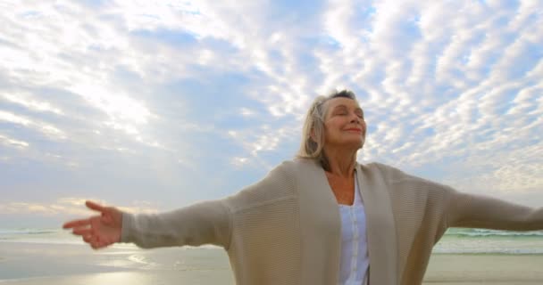 Čelní Pohled Aktivní Senior Kavkazský Žena Úsměvem Stál Rukama Pláži — Stock video