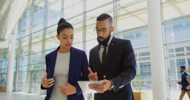 Vista Frontal Gente Negocios Raza Mixta Discutiendo Través Tabletas Digitales — Vídeos de Stock