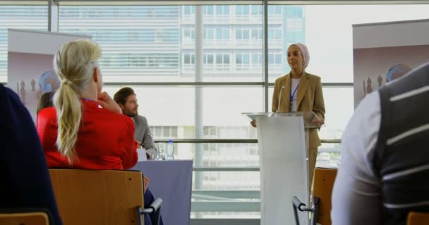在4K 商业研讨会上 一名混血女发言人向公众发言并站在讲台上的正面看法 — 图库视频影像
