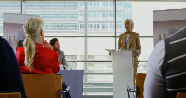 Vista Frontal Uma Falante Feminina Mestiça Falando Com Público Pódio — Vídeo de Stock