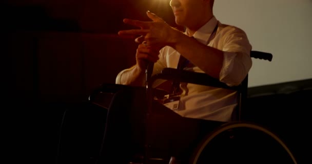 英俊的年轻白种残疾商人在礼堂商业研讨会上讲话的正面观点 他坐在轮椅上打手势 — 图库视频影像
