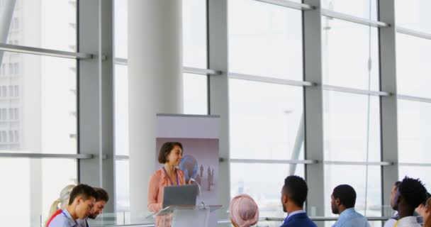 Zijaanzicht Van Een Aziatische Vrouwelijke Spreker Stond Het Podium Met — Stockvideo