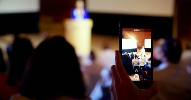 Närbild Affärskvinna Inspelning Föreläsning Business Seminarium Auditorium Hon Använder Mobiltelefon — Stockvideo