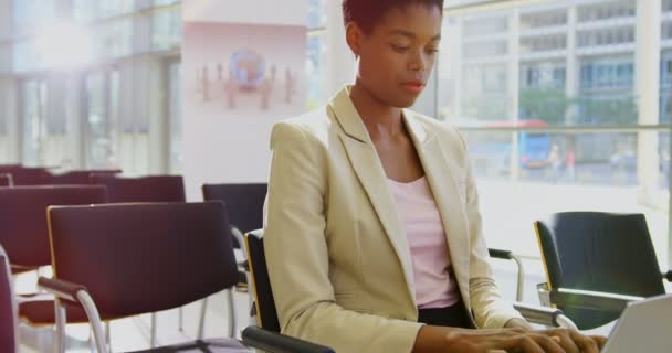 Vista Frontal Una Mujer Negocios Afroamericana Usando Una Computadora Portátil — Vídeos de Stock