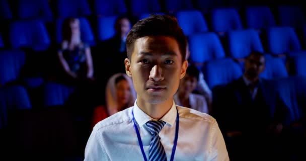 Вид Спереди Молодого Азиатского Бизнесмена Посещающего Бизнес Семинар Аудитории Смотрит — стоковое видео