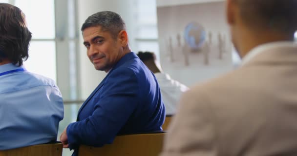 Vue Latérale Homme Affaires Caucasien Souriant Caméra Assis Dans Séminaire — Video