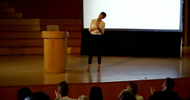 Vista Frontal Hermosa Joven Empresaria Asiática Hablando Seminario Negocios Auditorio — Vídeos de Stock