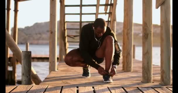 Vorderansicht Eines Jungen Afrikanisch Amerikanischen Joggers Der Schnürsenkel Pier Strand — Stockvideo