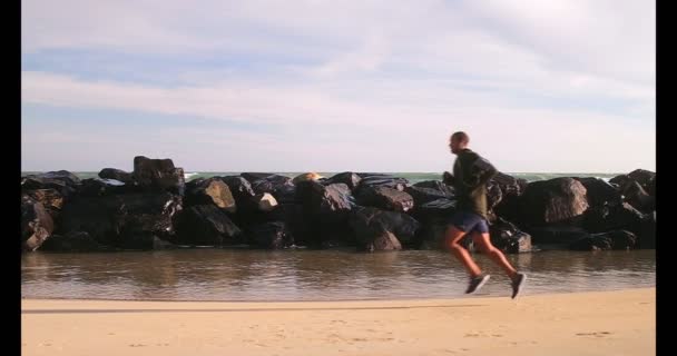 Vista Lateral Joven Corredor Afroamericano Corriendo Playa Bajo Sol Está — Vídeos de Stock