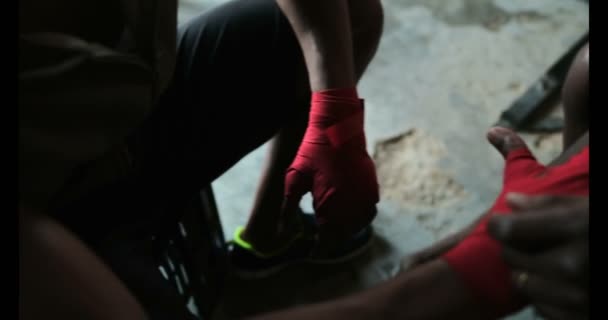 성숙한 아프리카계 미국인 트레이너 체육관에서 손으로 포장을 잘생긴 지원의 클로즈업 — 비디오