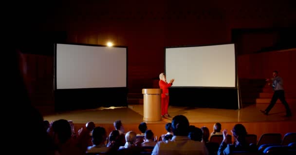 Vooraanzicht Van Volwassen Kaukasische Zakenman Invoert Het Podium Schudden Van — Stockvideo