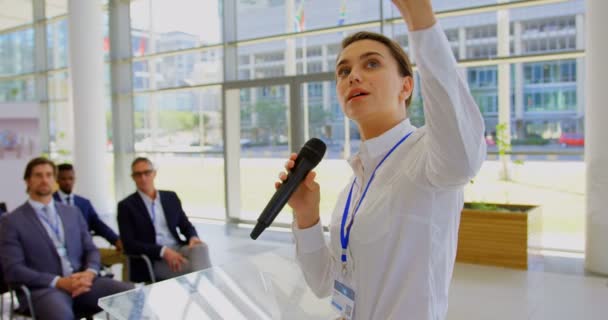 Sidovy Kaukasiska Kvinnliga Talare Tala Mikrofon Ett Business Seminarium — Stockvideo